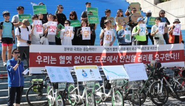 Cyclists Hold Rally to Oppose Mandatory Helmets
